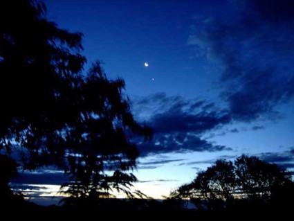 O céu à noite, com a lua, mostra a vista que se tem, de todos os chalés, no verão.